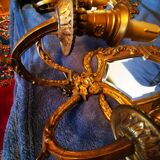 Paire de miroirs en bronze ciselé et doré formant appliques