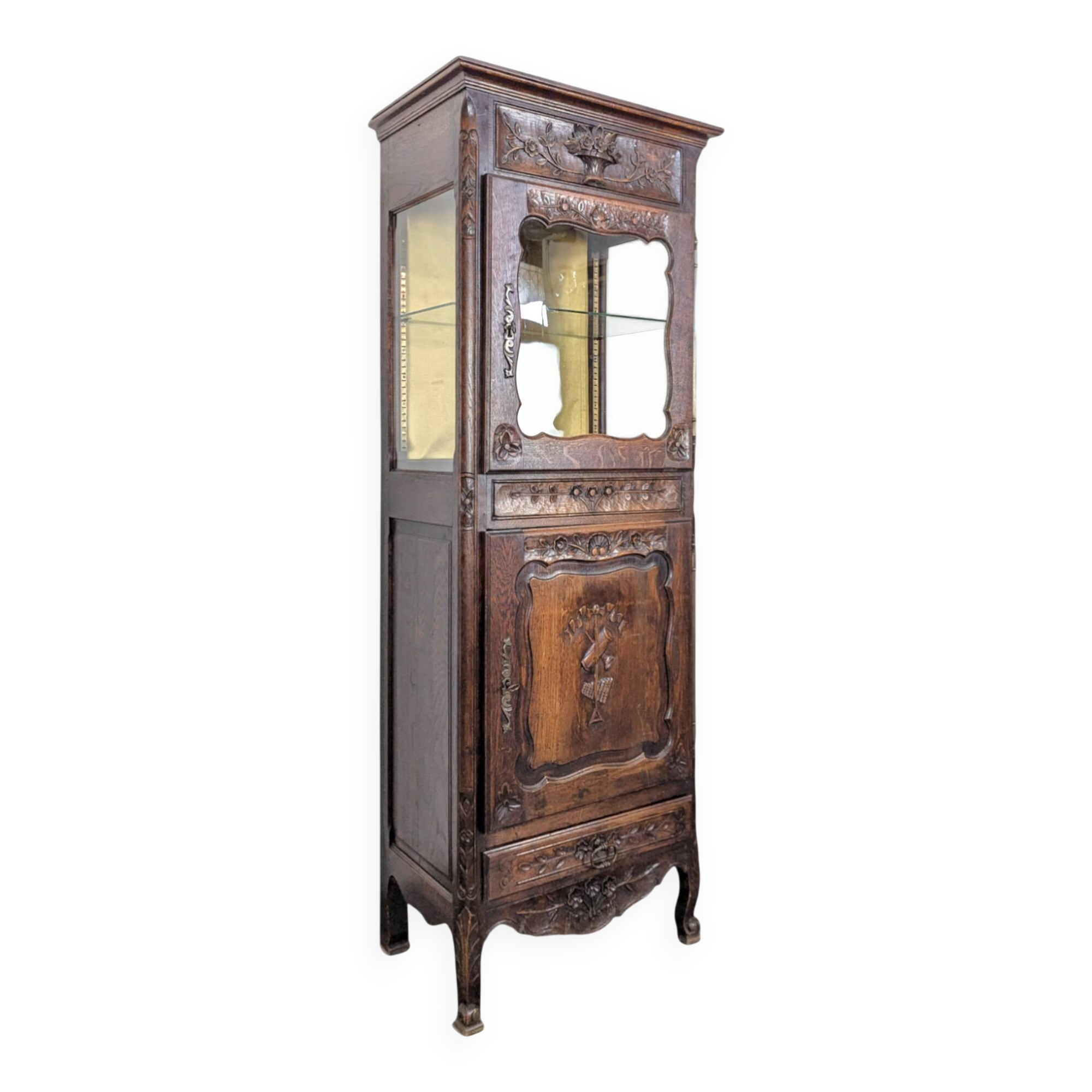 Provençal-style silver bonnet in walnut