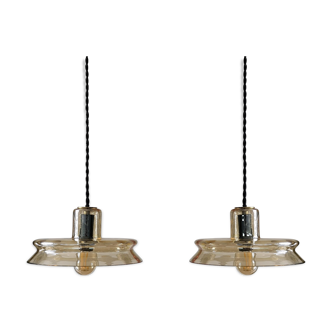 Pair of glass suspensions