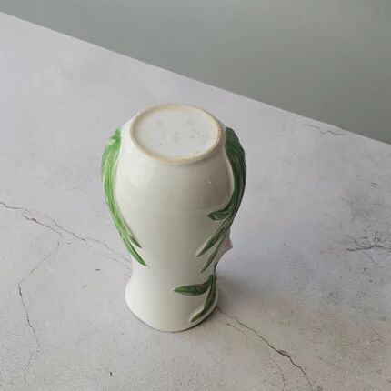 Vase in slipware with Arum flowers
