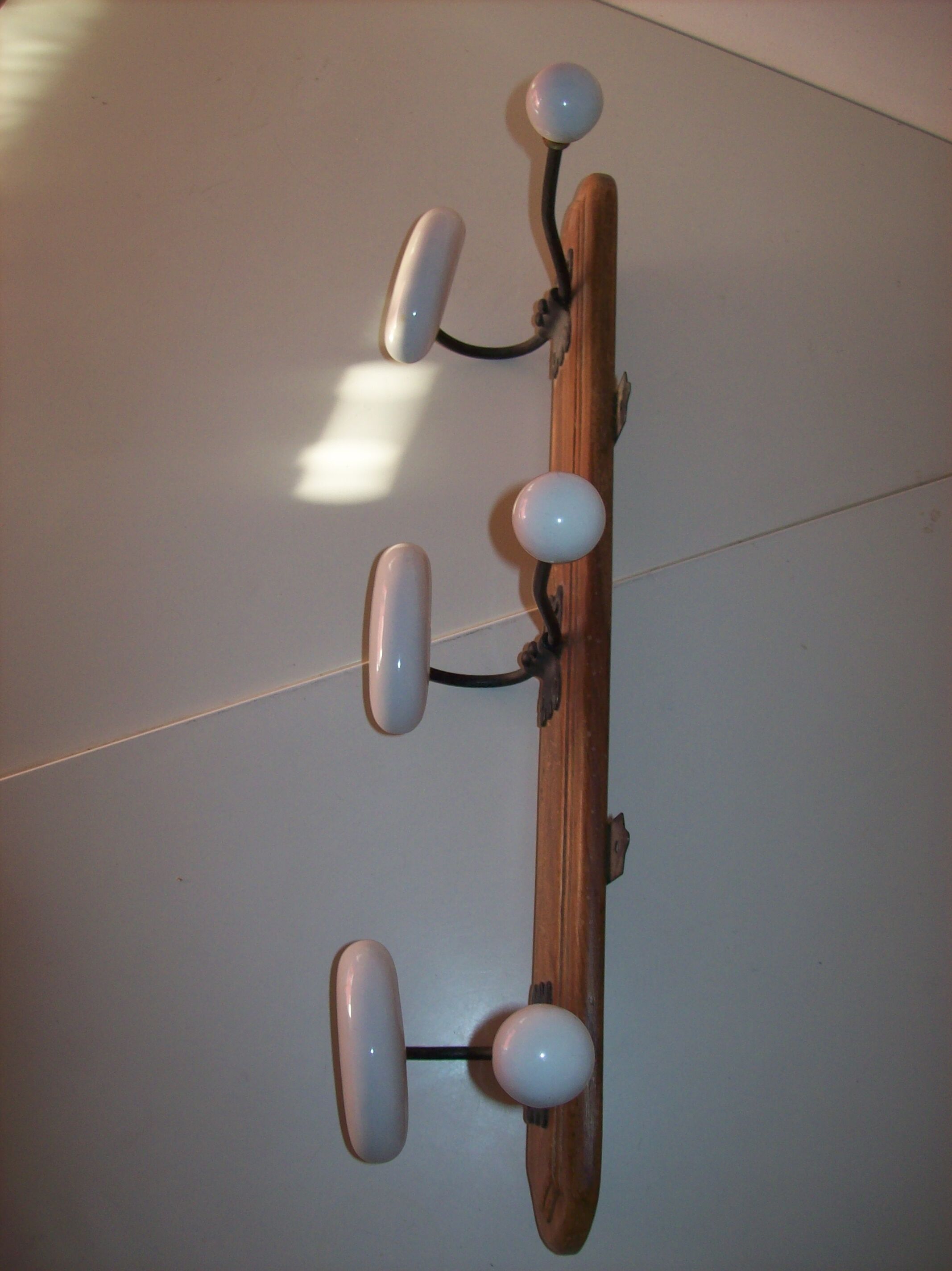 Wall coats rack