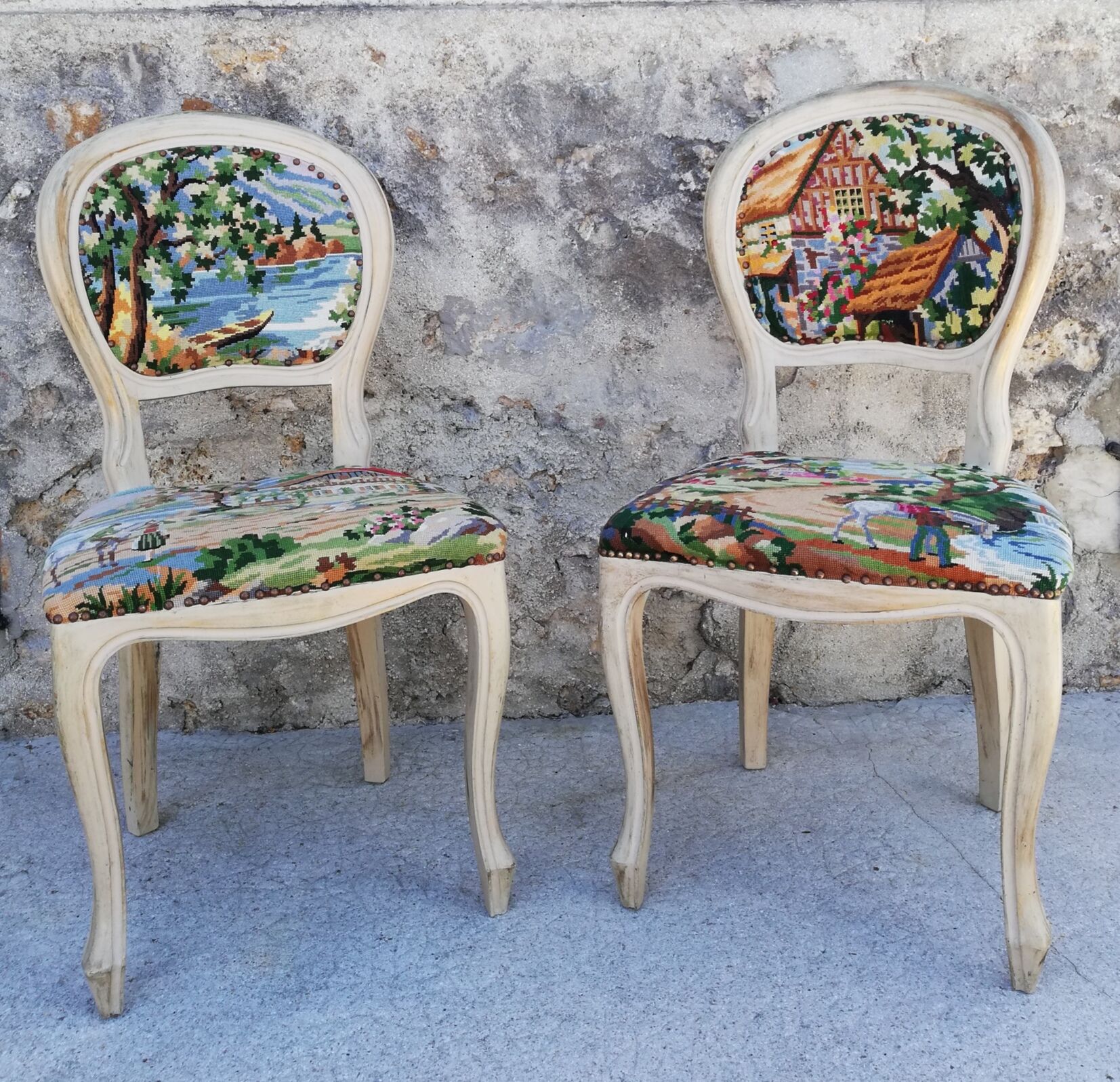 Duo of chairs medallions