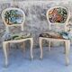 Duo de chaises médaillons