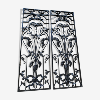 Paire de grilles art nouveau en fonte magnifique décor floral et ruban  100 x 35