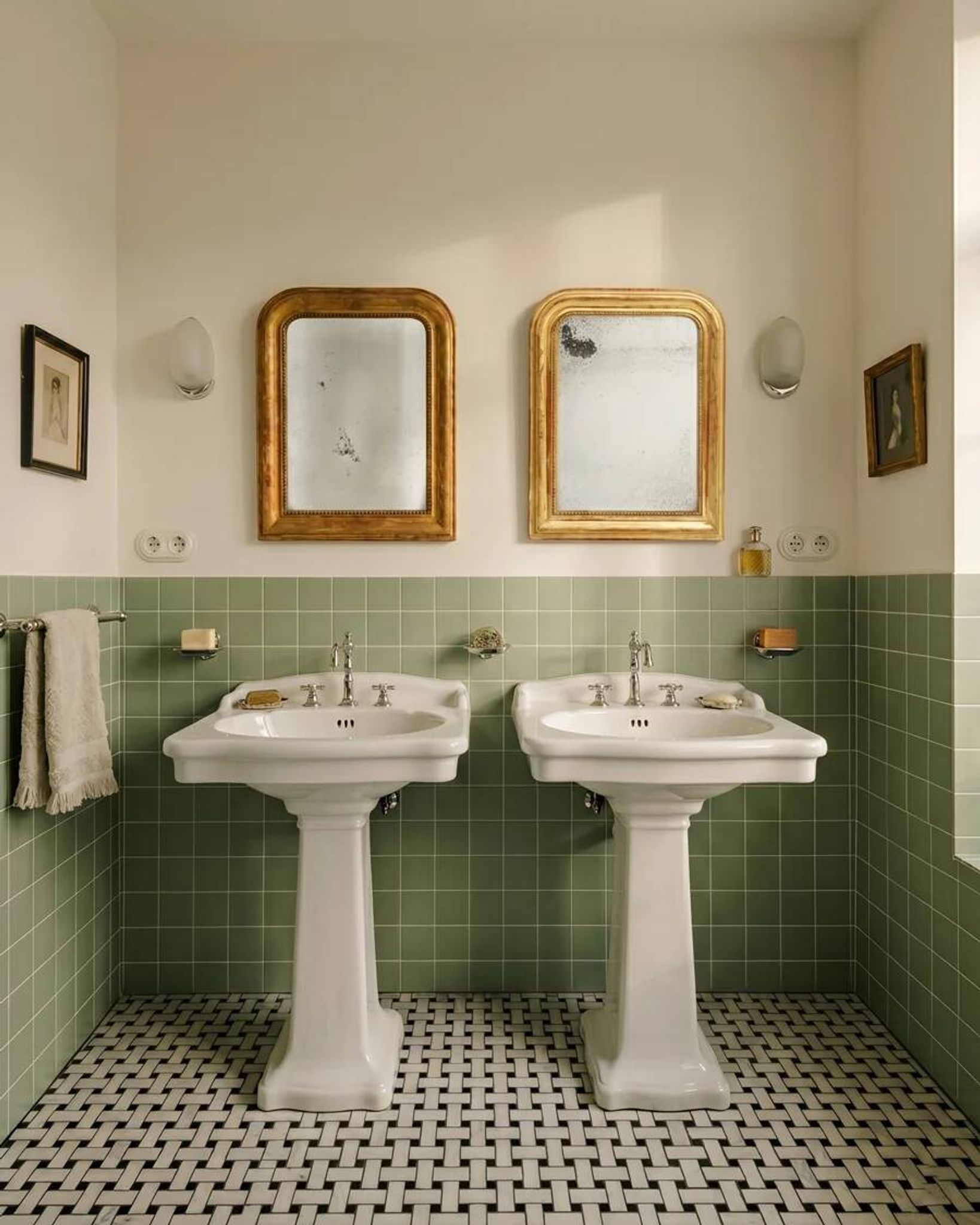 Ensemble de deux petits miroirs Louis-Philippe français dorés rouge du XIXe siècle
