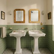 Ensemble de deux petits miroirs Louis-Philippe français dorés rouge du XIXe siècle