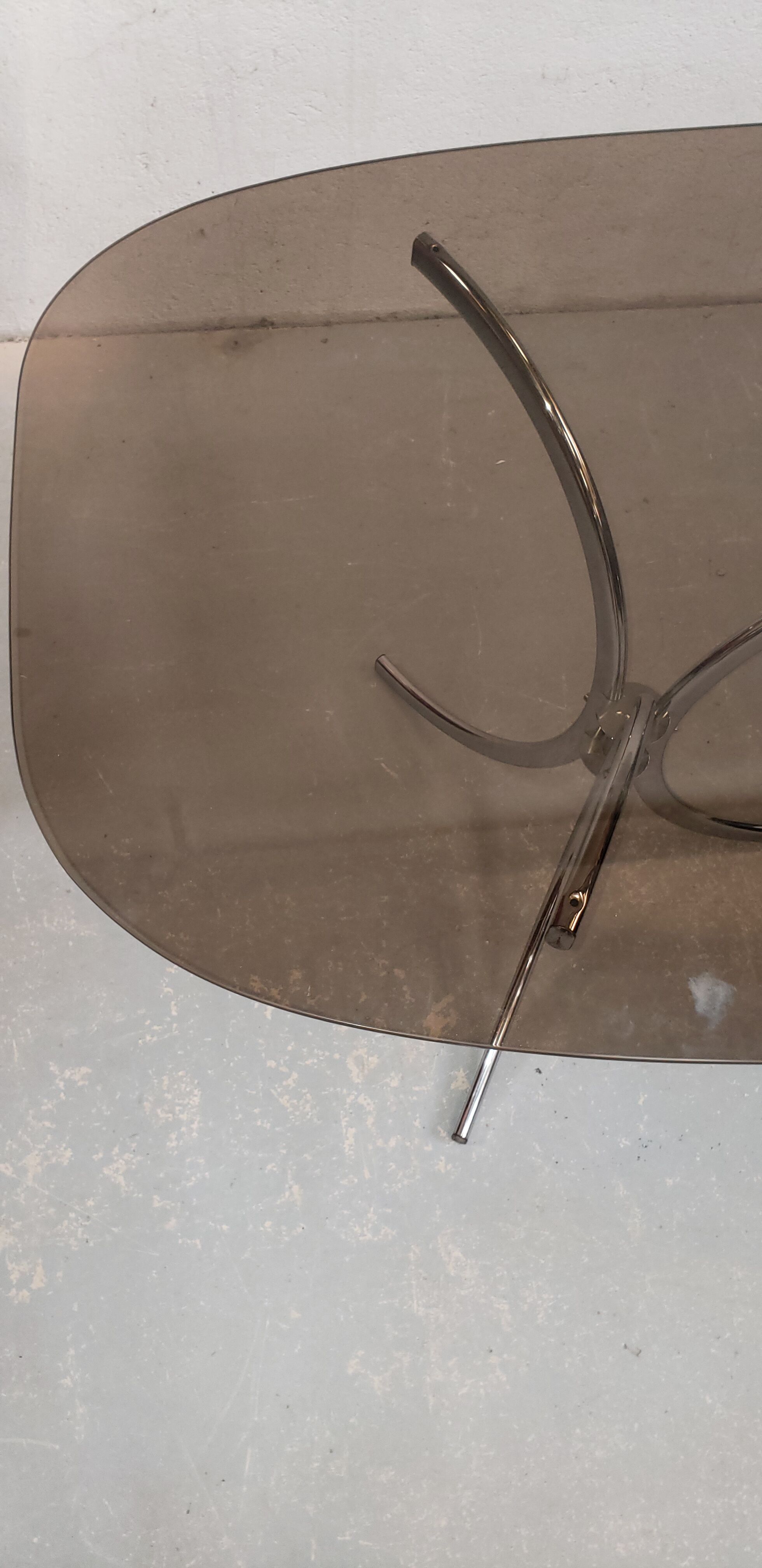 Table ovale chromée verre fumé années 70