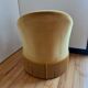 Fauteuil crapaud vintage jaune doré