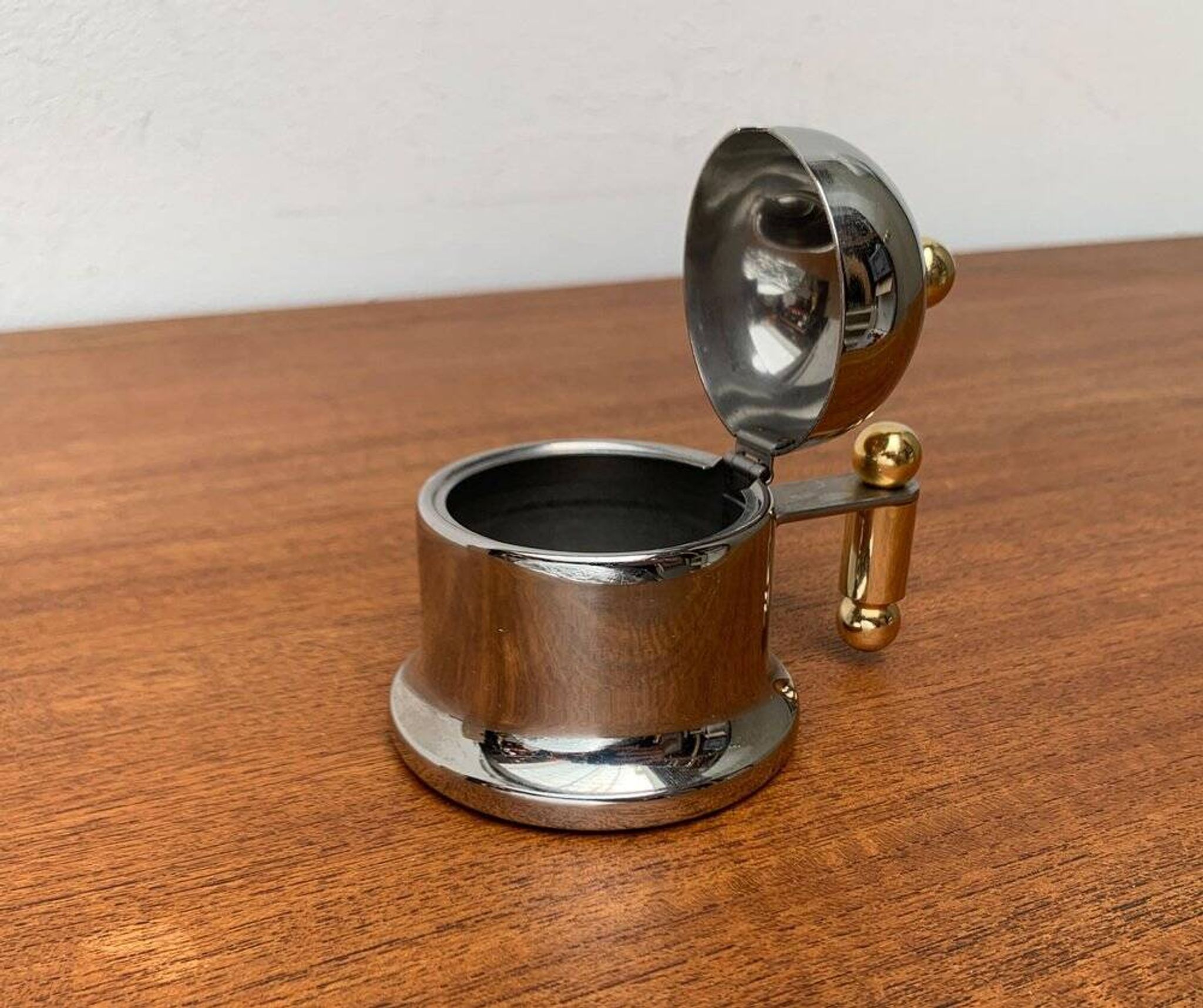 Sugar bowl from the Kontessa series, Italian postmodern design by Vev Vigano, 1980s.