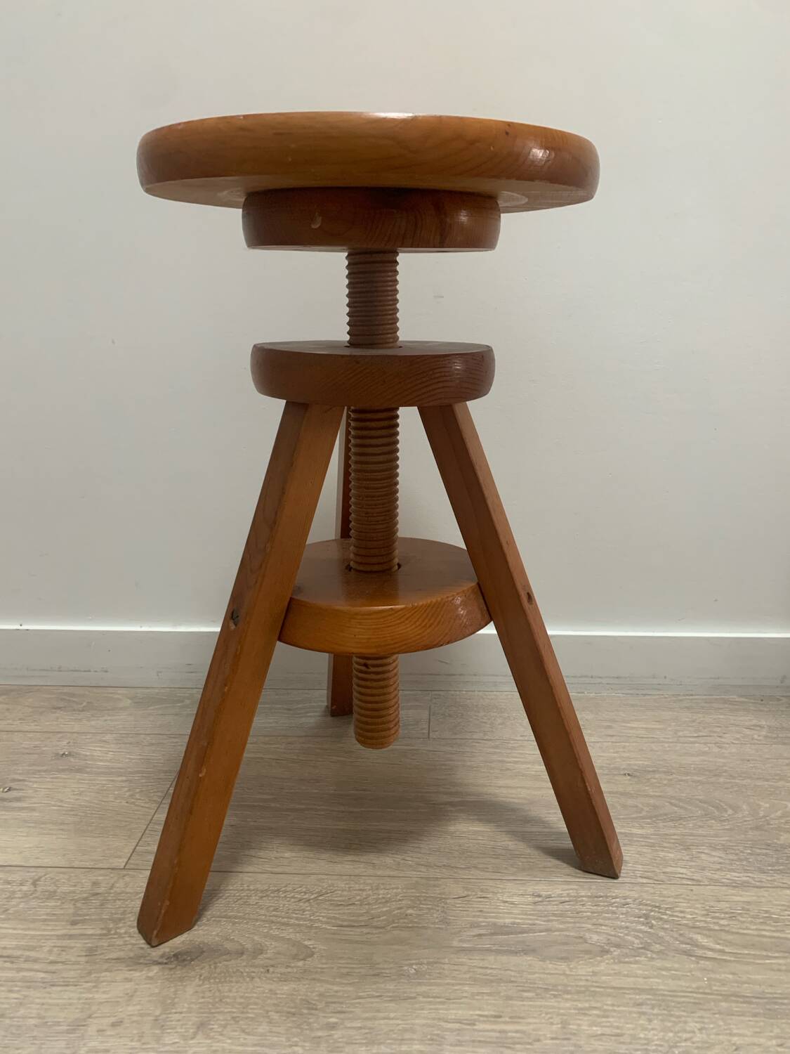 Watchmaker's stool with screw