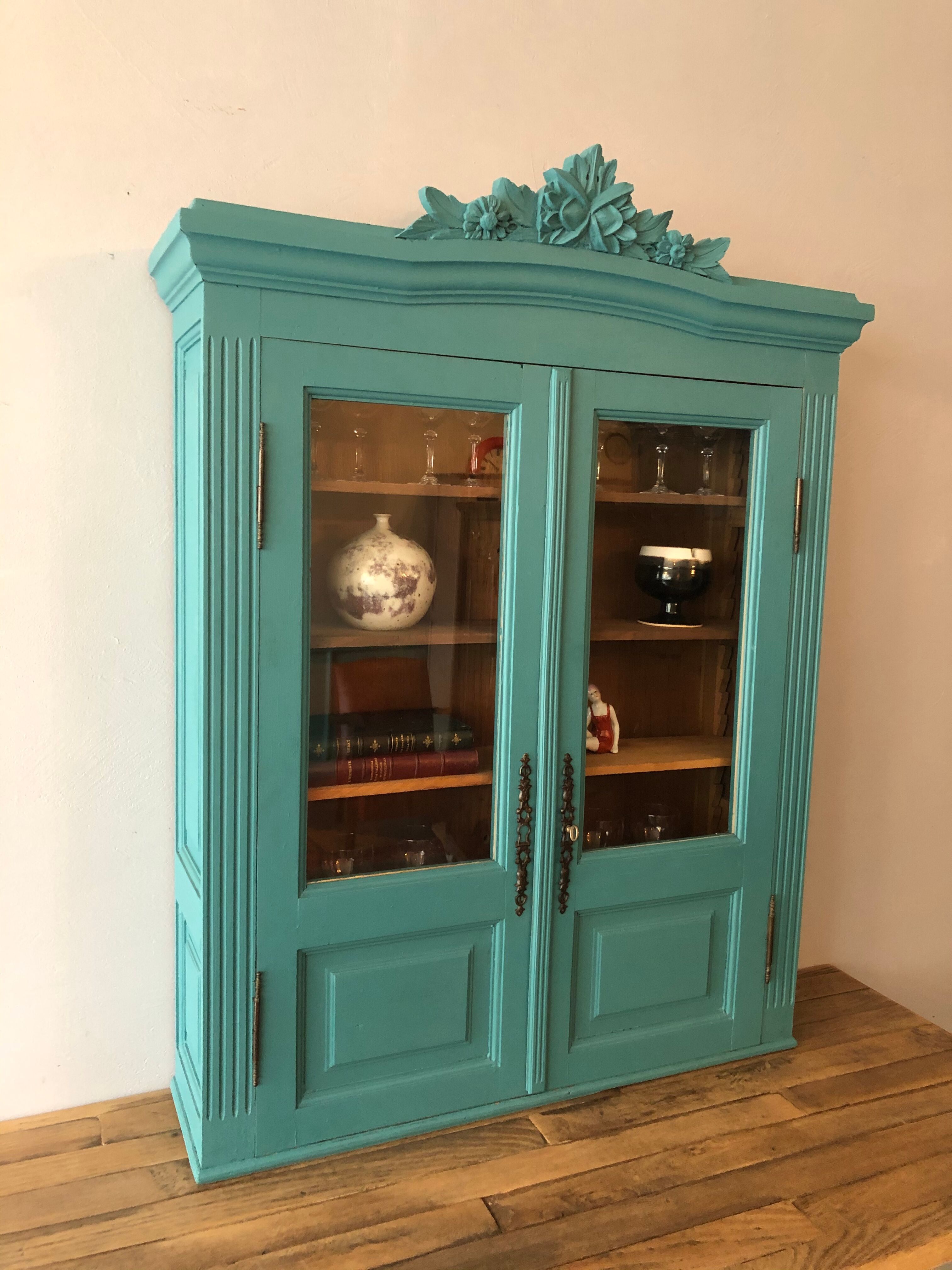 Showcase to be placed or hung