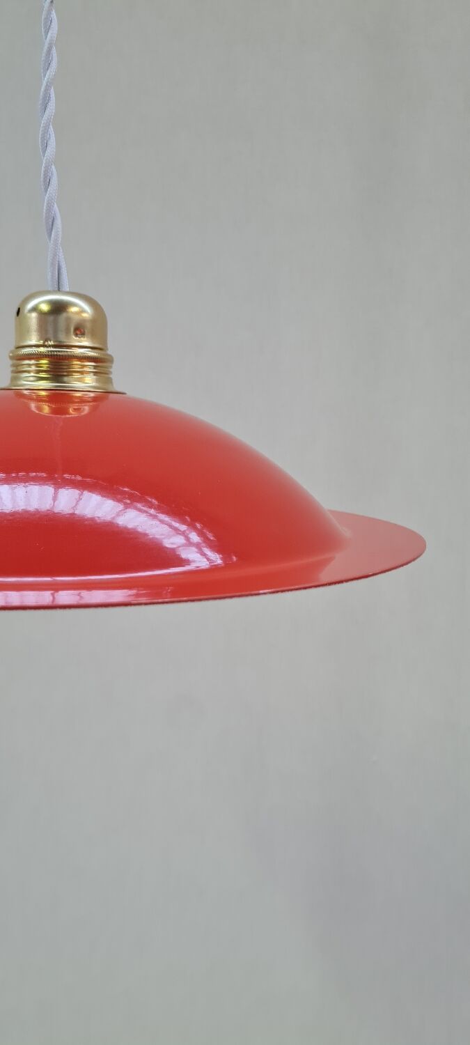 Enamelled sheet metal pendant light
