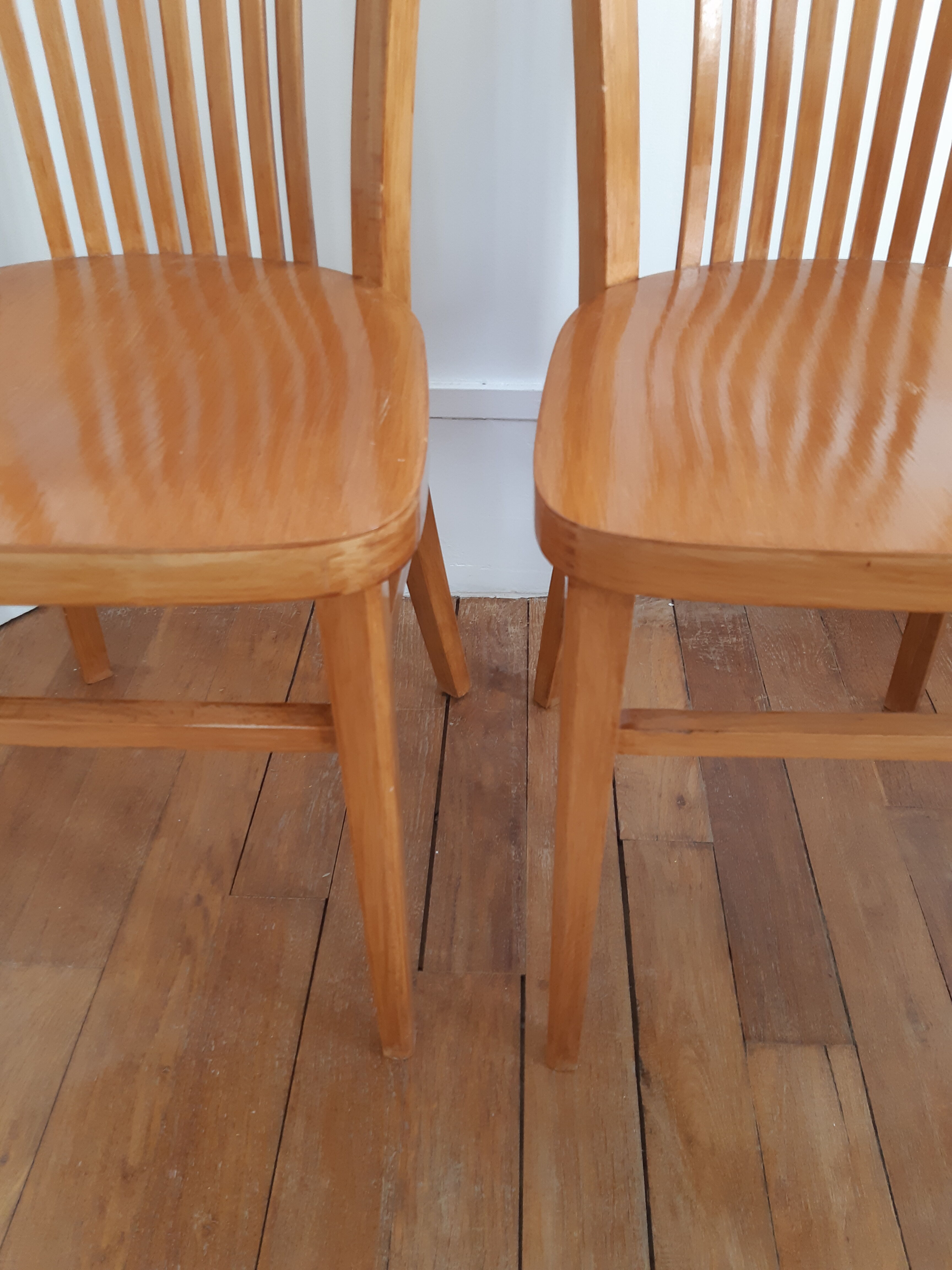 Lot of 2 vintage wooden chairs