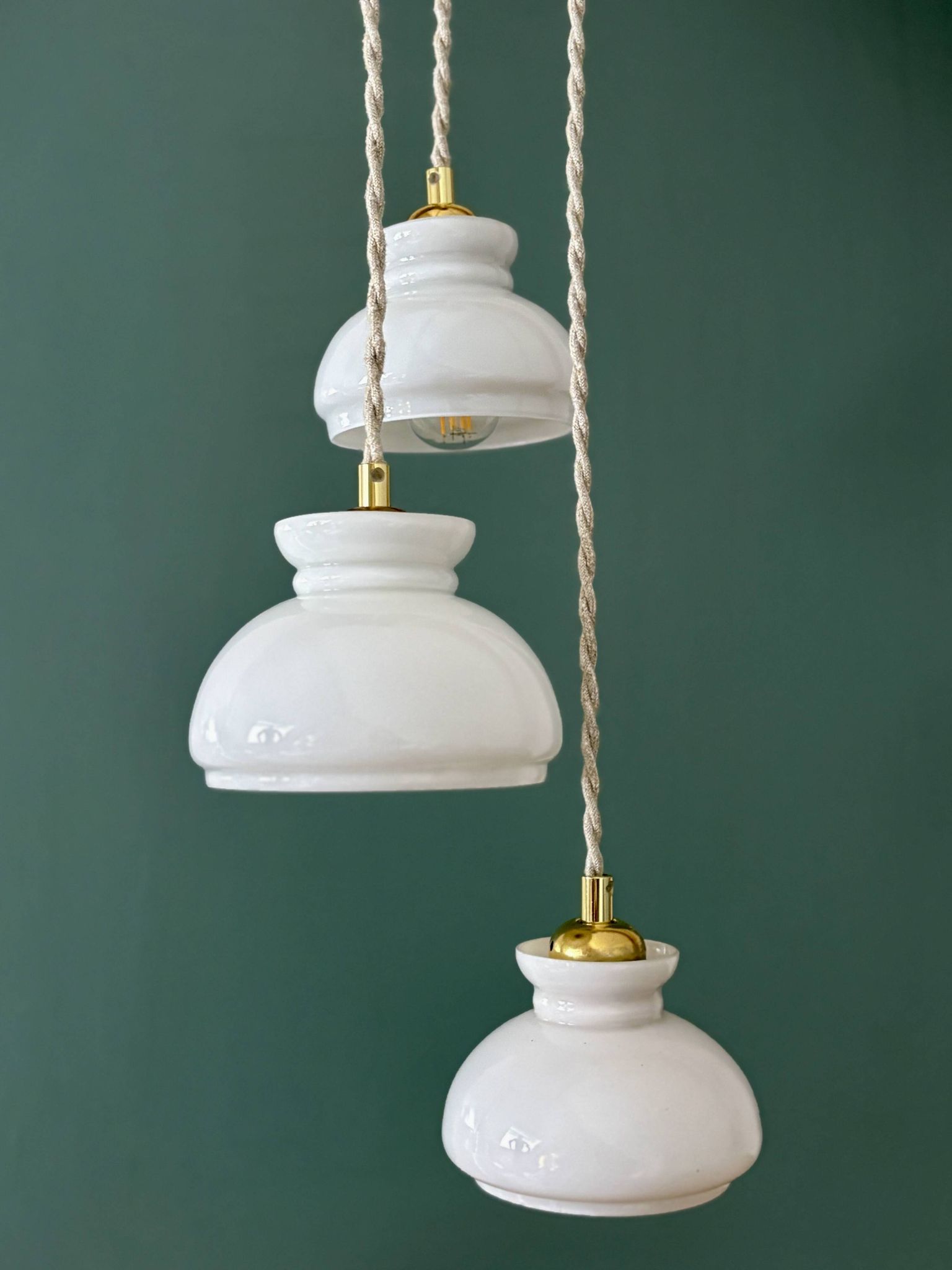 Suspension triple abat-jour vintage en opaline blanche