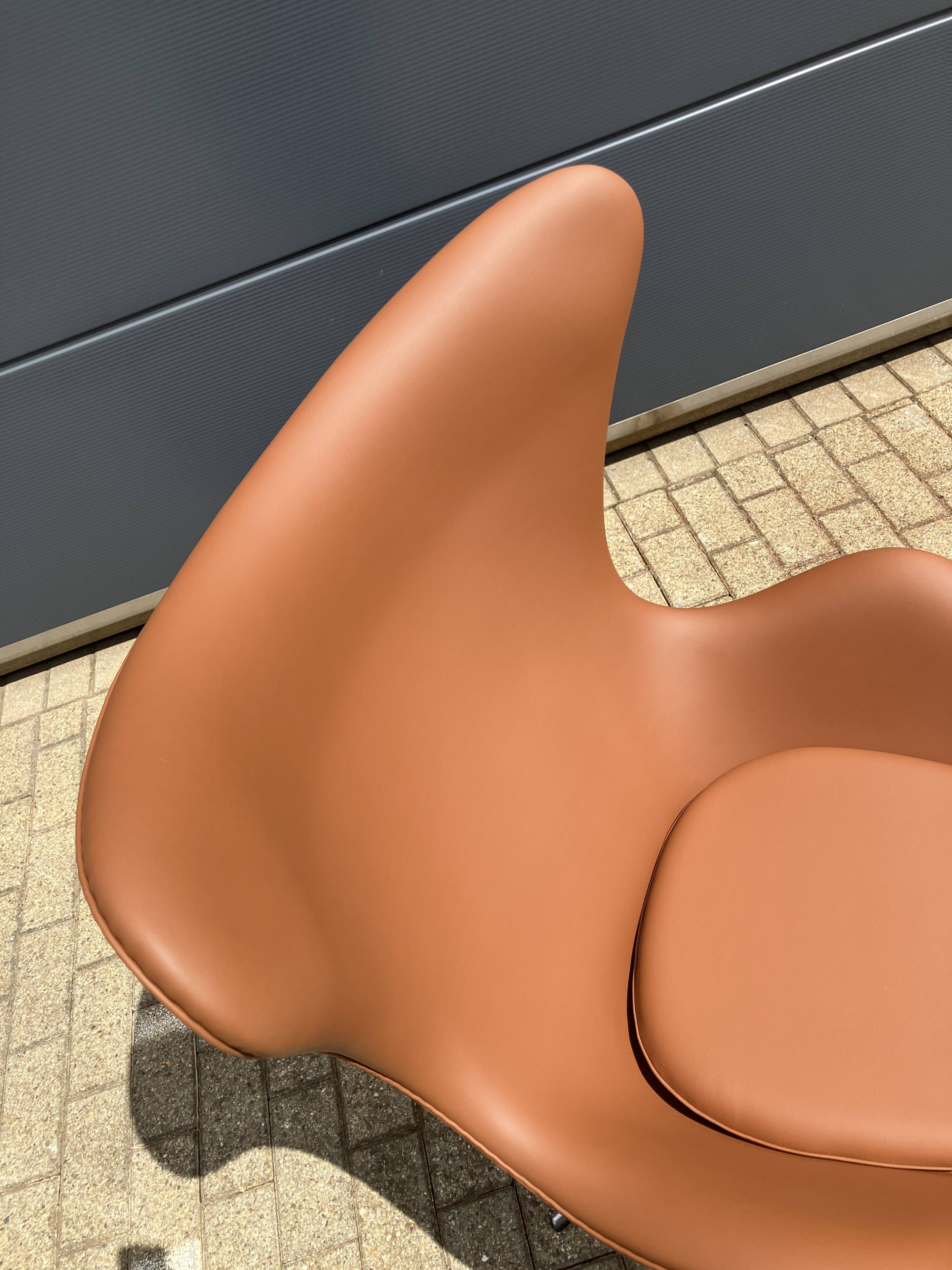 2x Fritz Hansen Egg Chair +1x Ottoman in Cognac leather NIEUW!!