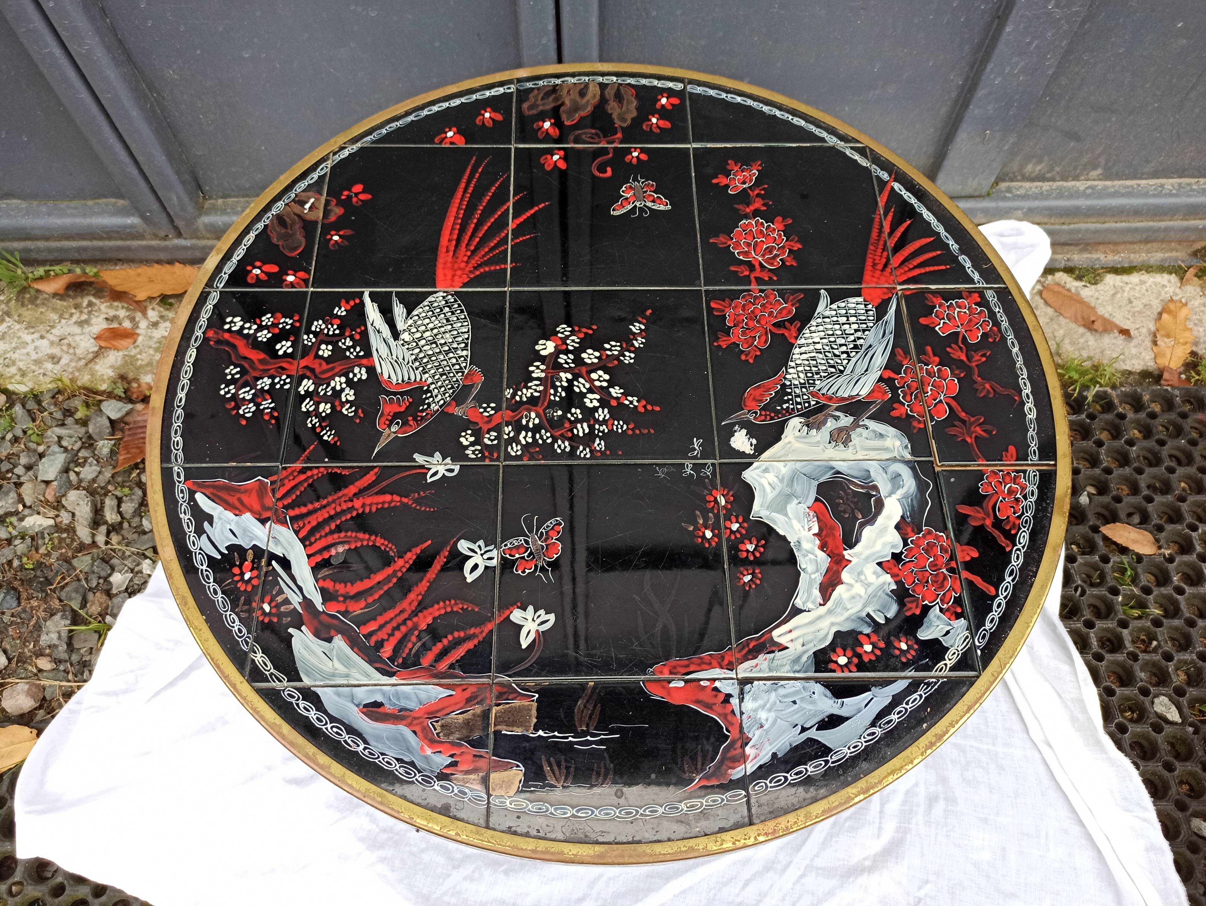 Table basse ronde décor japonisant oiseau fleurs