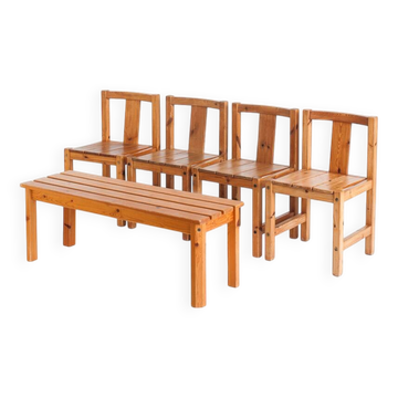Ensemble de quatre chaises + banc de style scandinave. Bois de pin. Produit par Sotka . Finlande 70s