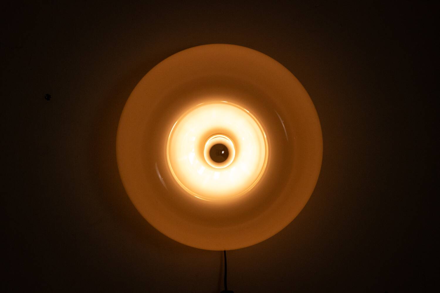 Castiglioni. Paire d’appliques en verre opalin. 20e siècle.