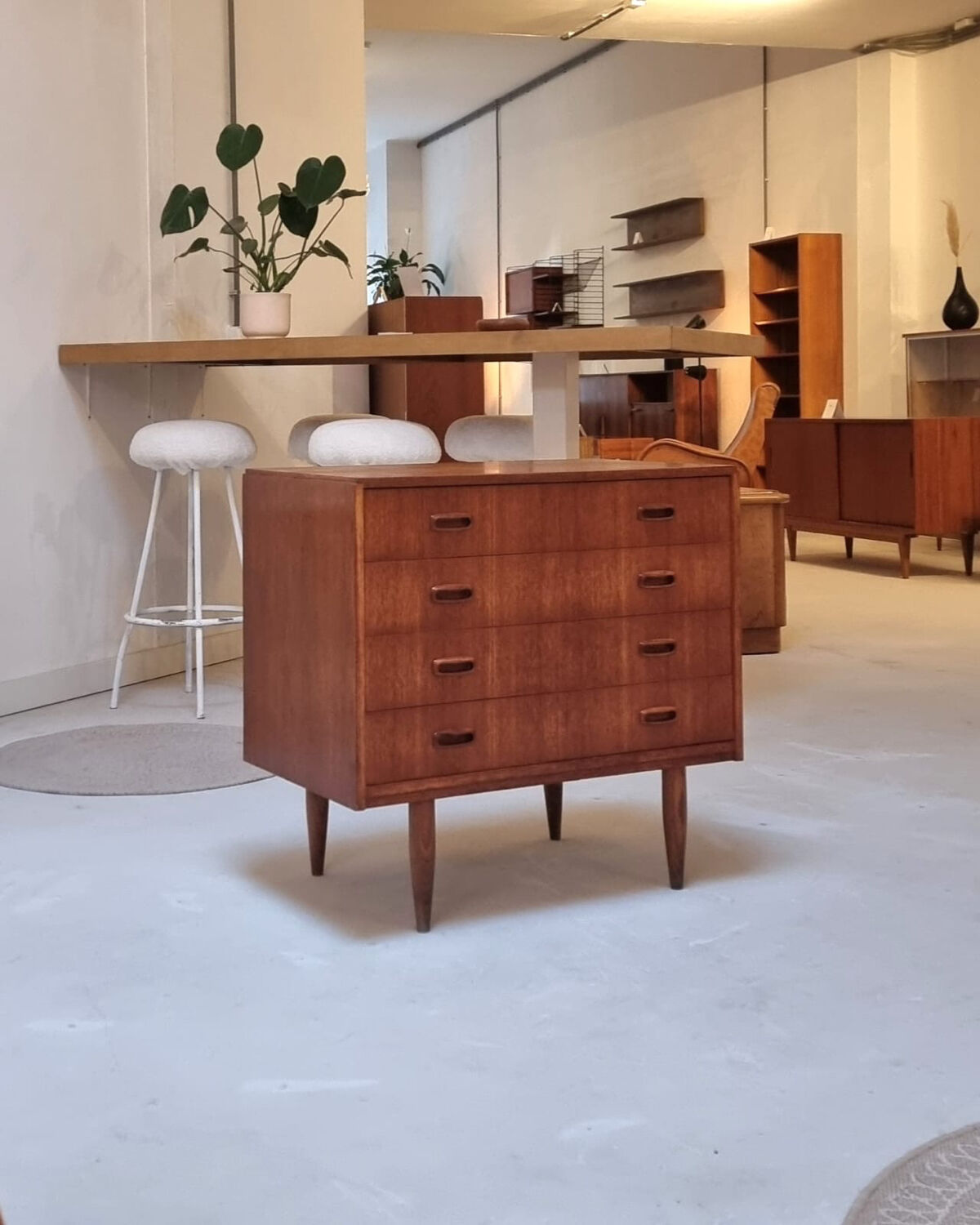 Commode à tiroirs du milieu du siècle