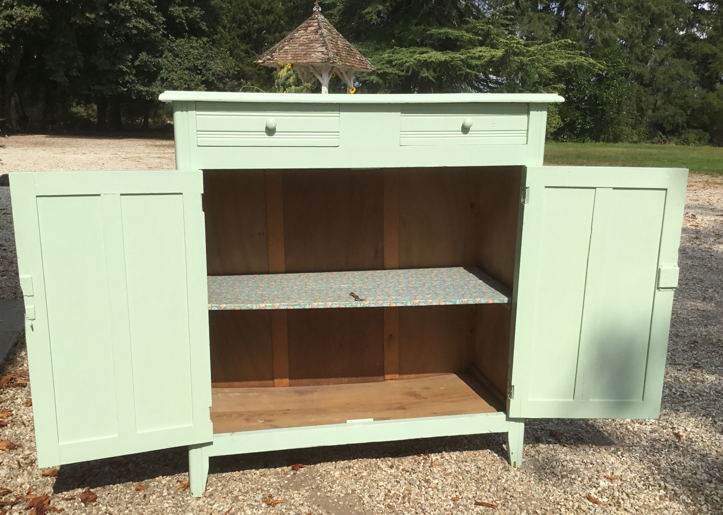 Green parisian buffet of water