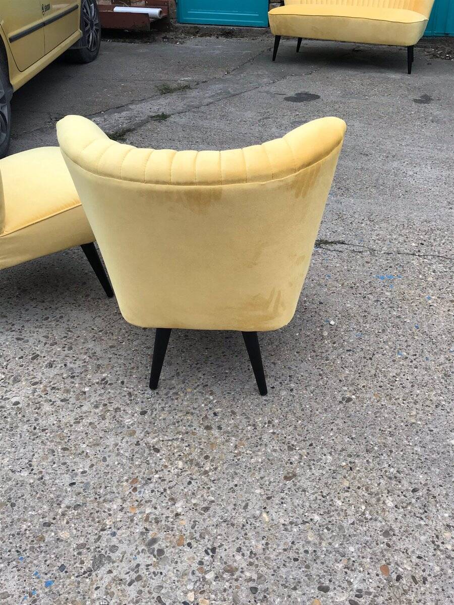 Set de 2 fauteuils cocktail jaunes en velours et hêtre massif années 1950
