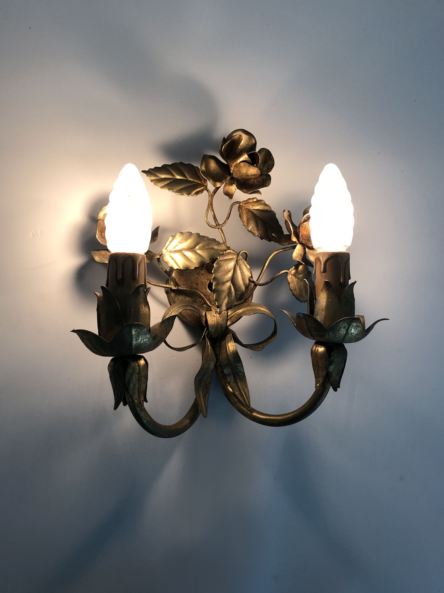 Pair of gilded metal sconces decorated with flowers and foliage. Year 60