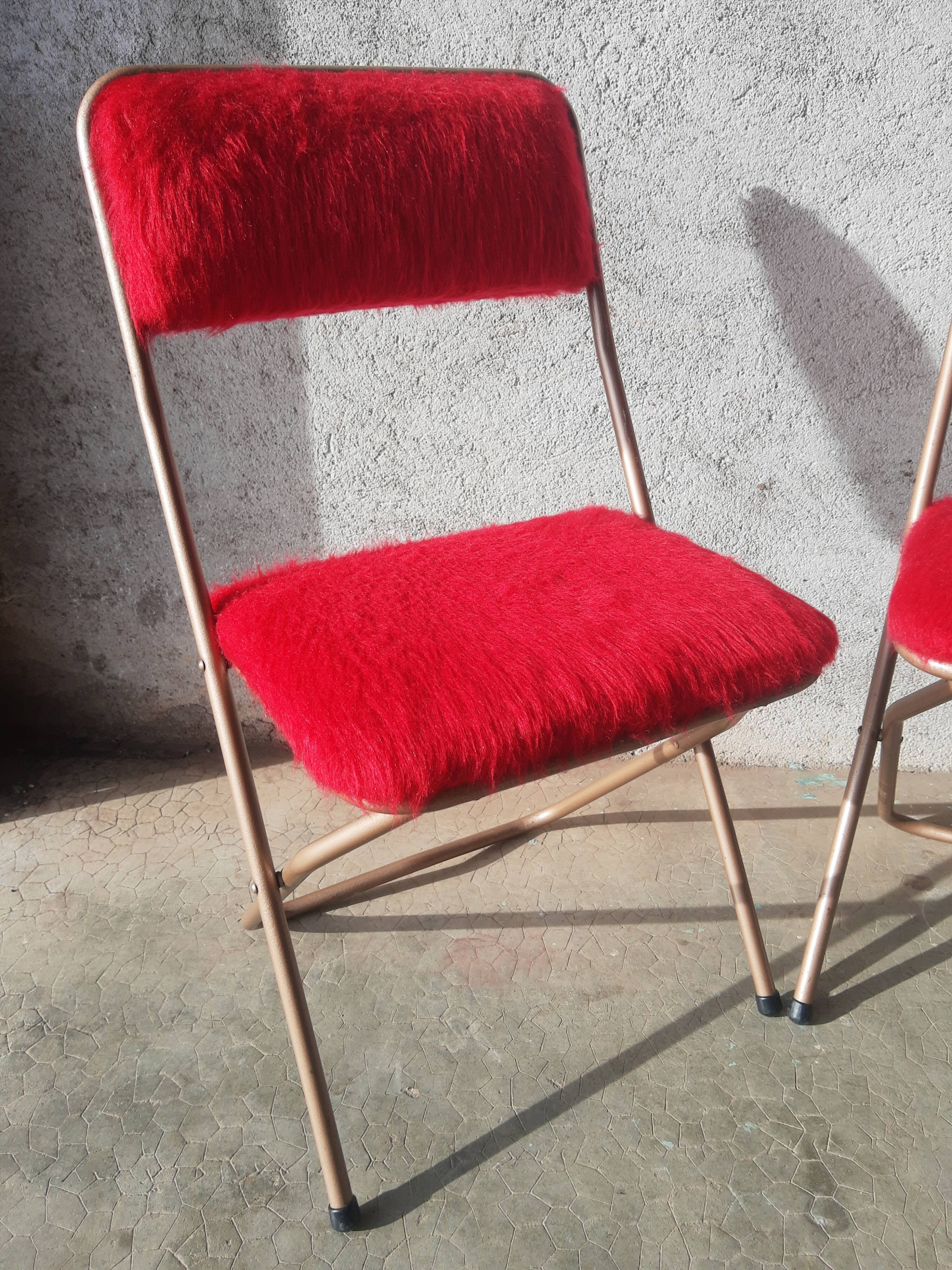 Pair of folding chairs in vintage red moumoute