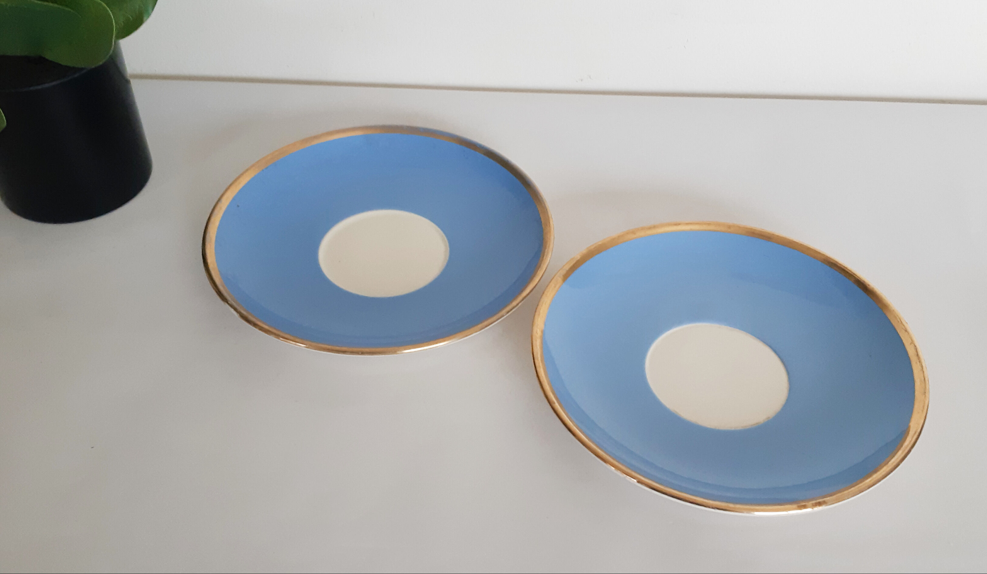 Under blue cups Villeroy and Boch