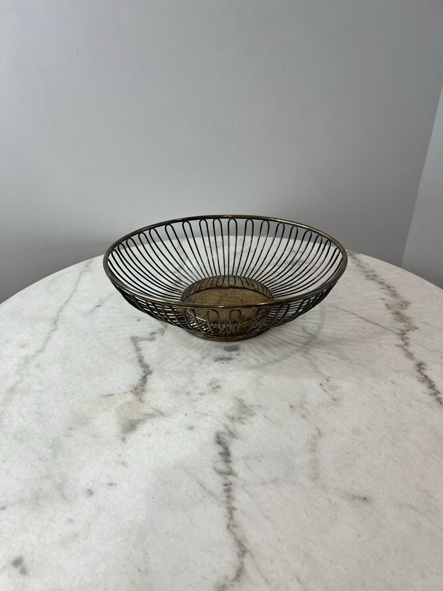 Elegant vintage design silver-plated wire planter
