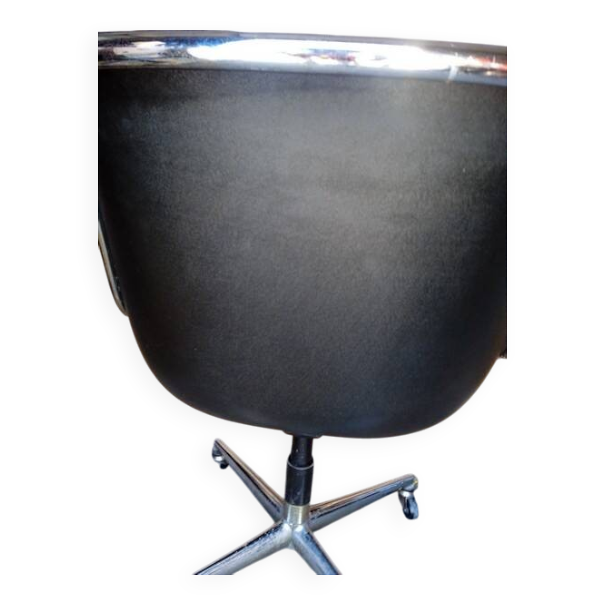 Fauteuil Charles Pollock cuir noir époque 1970