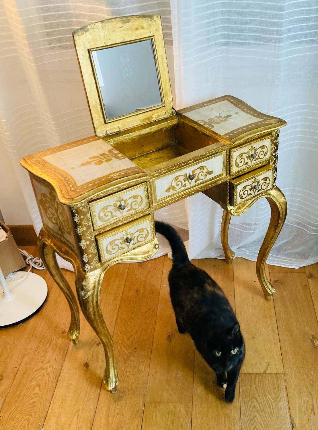 Venetian dresser from the 1960s/70s in carved wood with floral motifs.