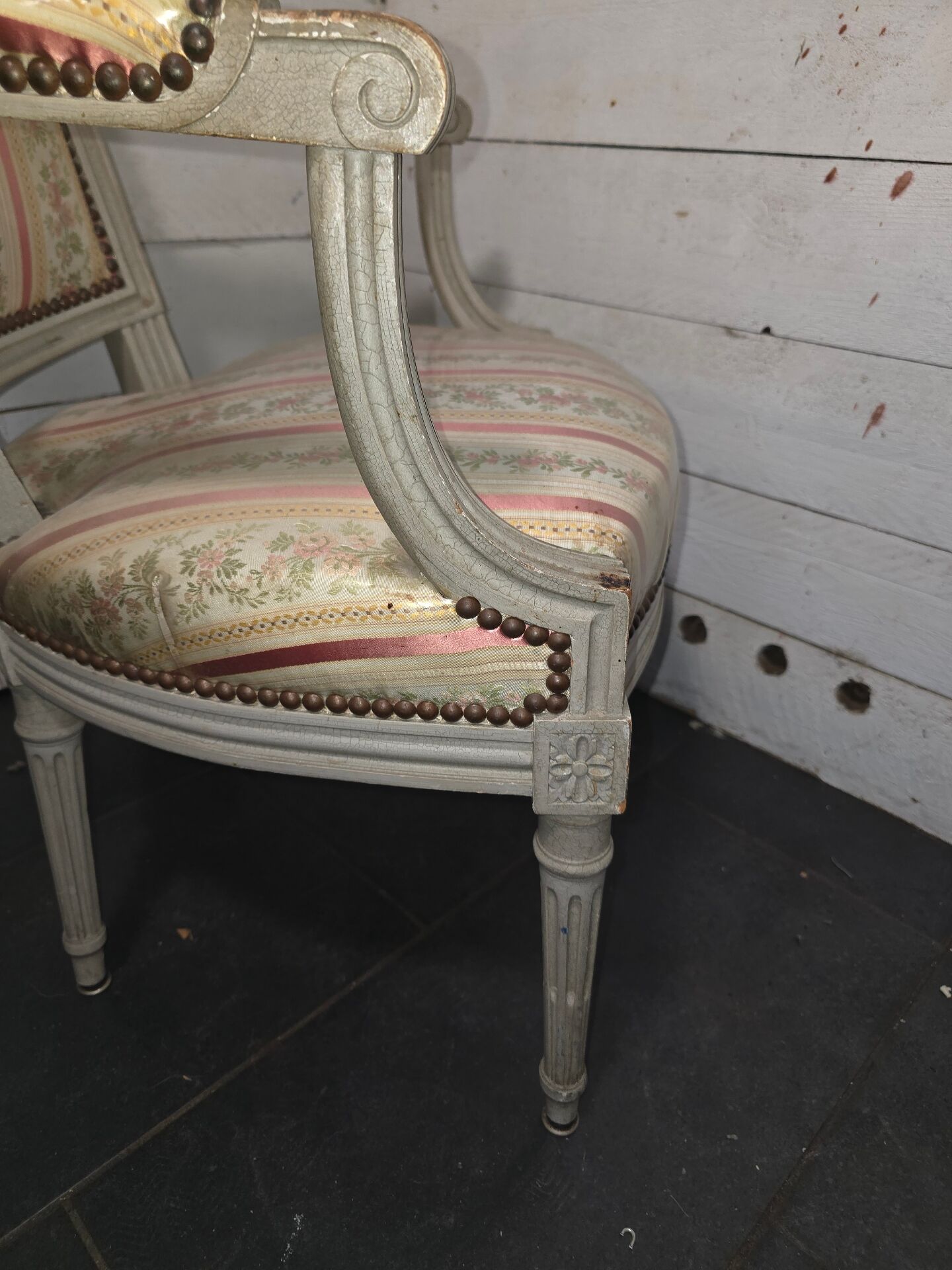 Fauteuil bergère style louis xvi en bois patiné