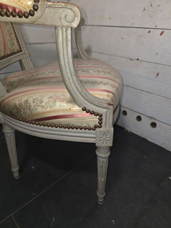 Fauteuil bergère style louis xvi en bois patiné