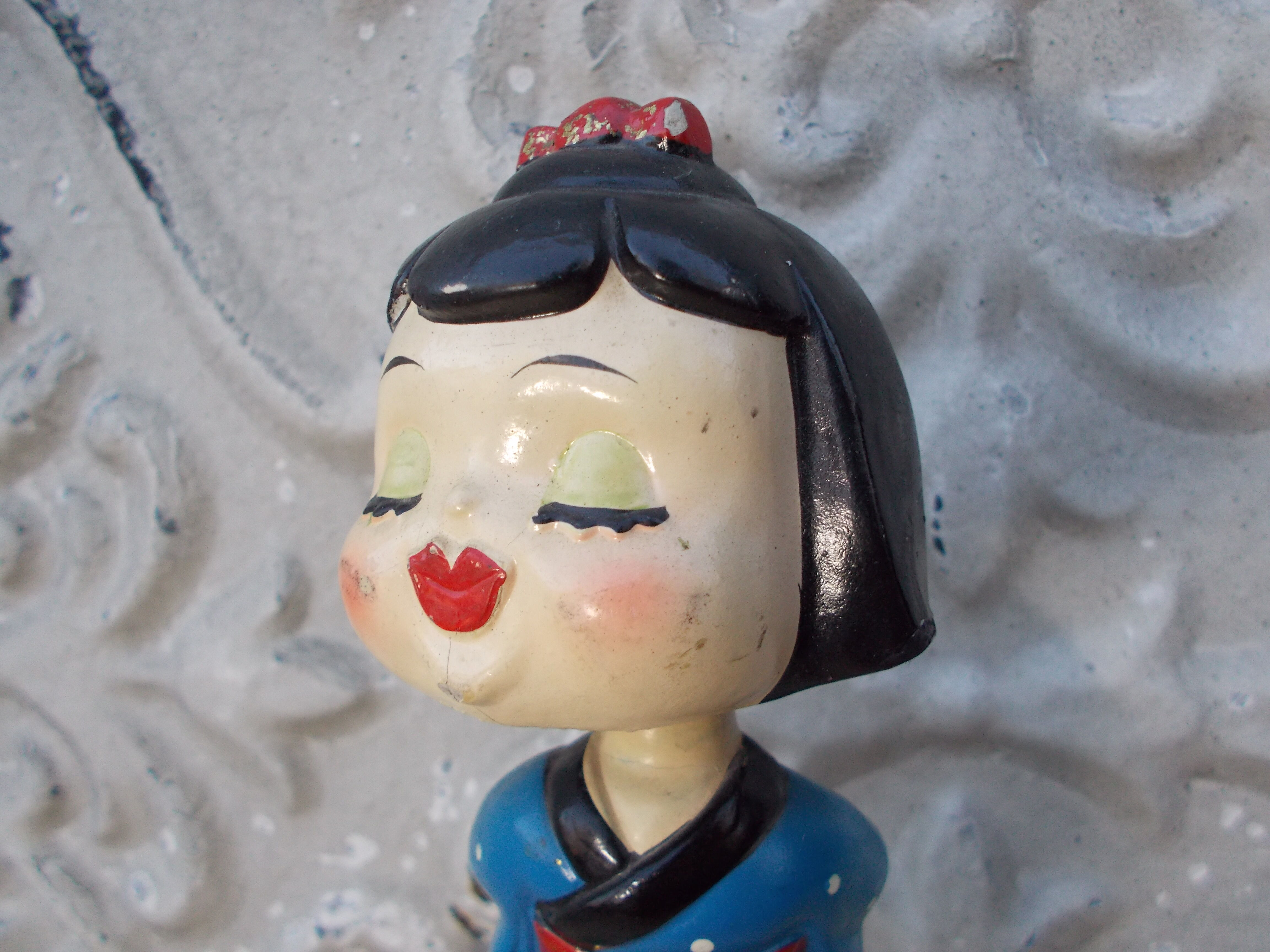 Vintage Let's kiss Japan figurine