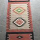 Tapis coureur Mid-Century marron en tissu flatweave kilim, motifs géométriques 127x59 cm