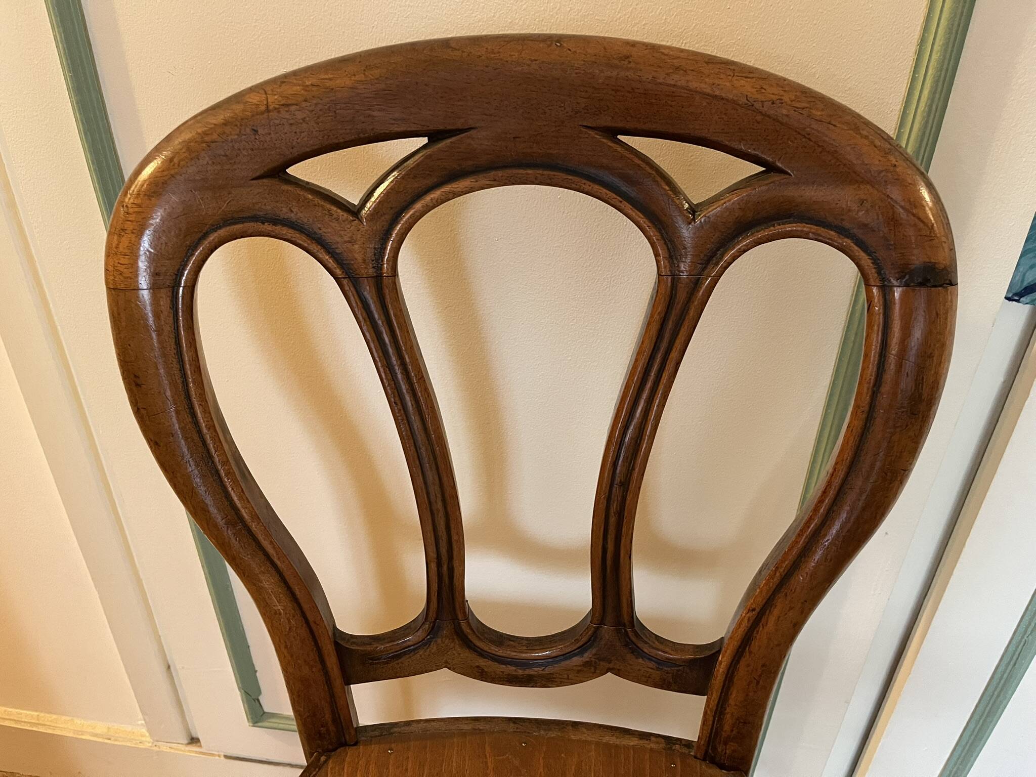 Pair of Art Nouveau curved wooden chairs, circa 1900 — Thonet style, ta