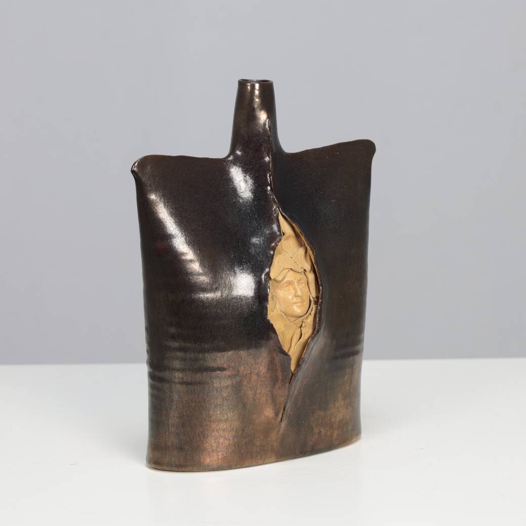 Vase en céramique sculptée, signé TL, années 1970 – Céramique d'atelier européenne d'après-guerre