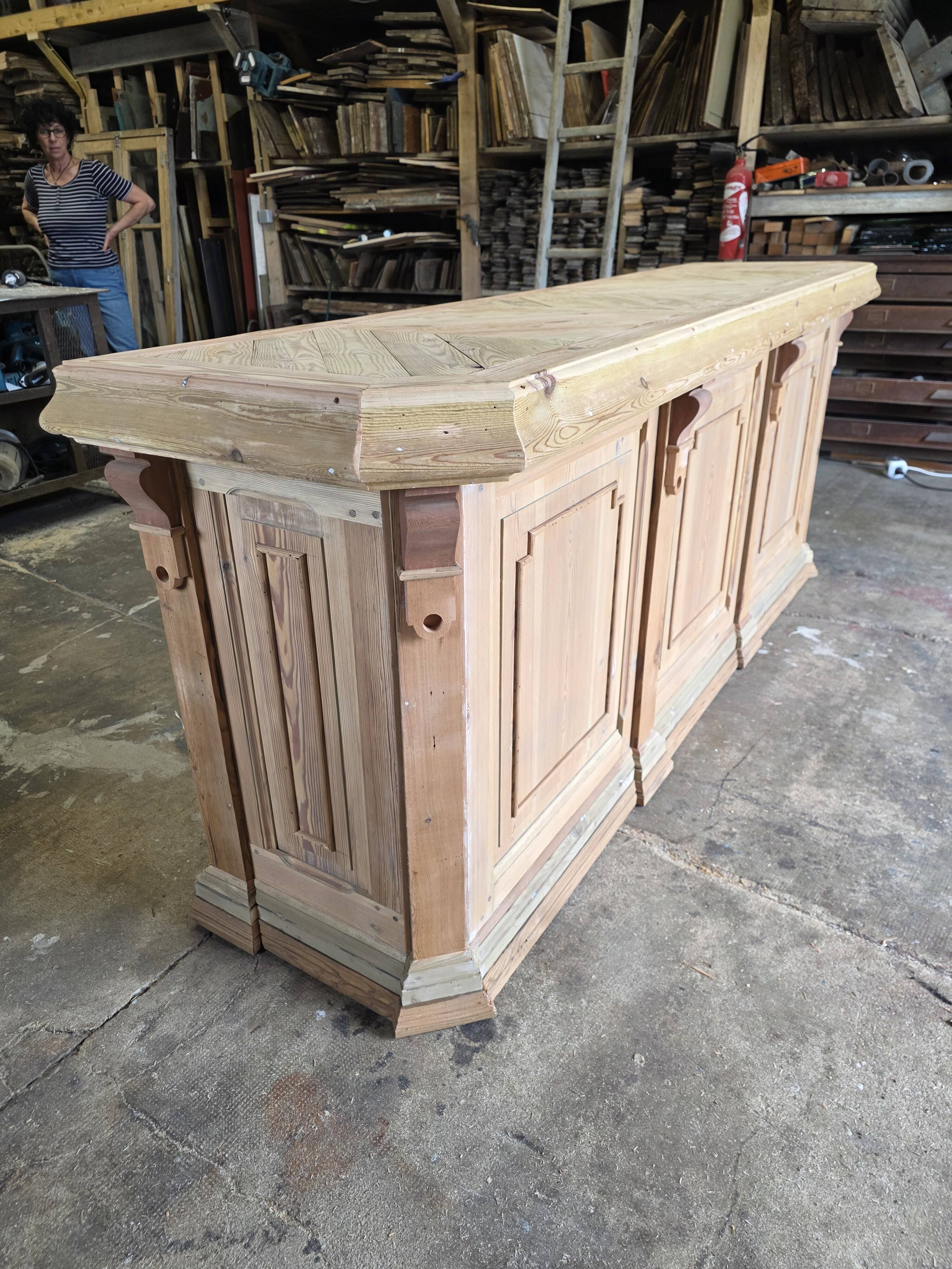 Bistro counter with a Hungarian point design.