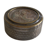 Petite boîte en métal gravée innocence