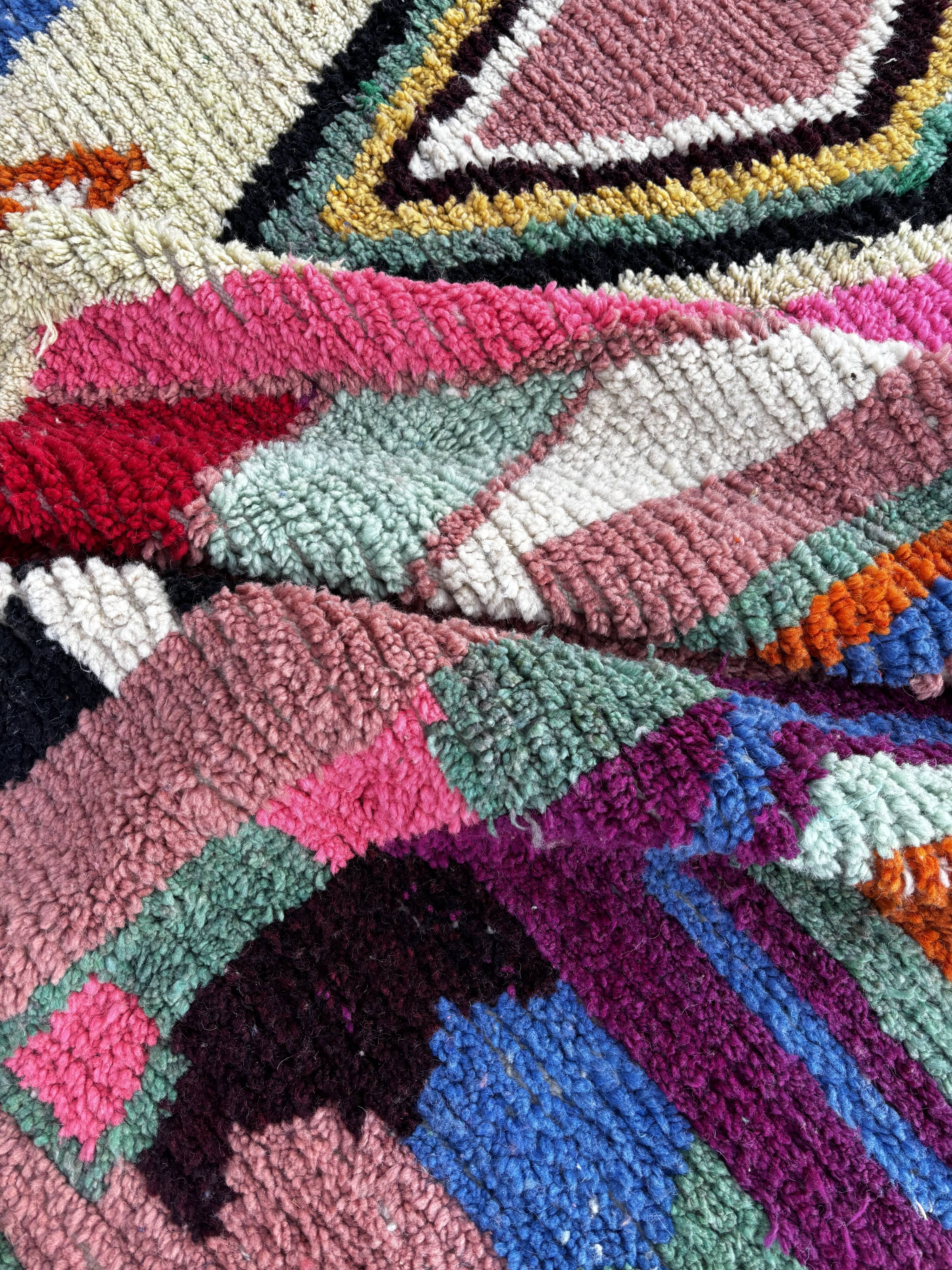 Berber Boujad rug in wool – A graphic and colourful piece