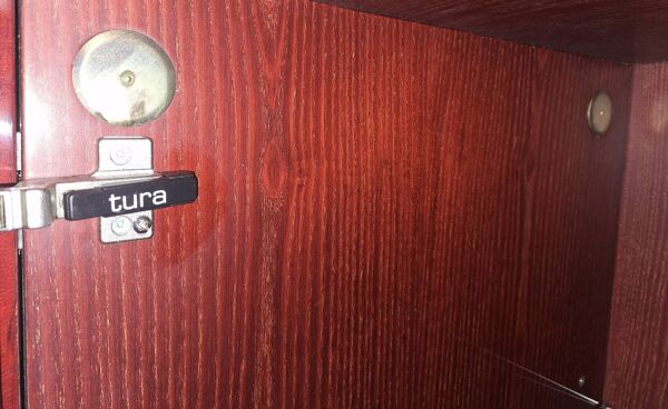 Buffet convexe italien en parchemin laqué par Aldo Tura