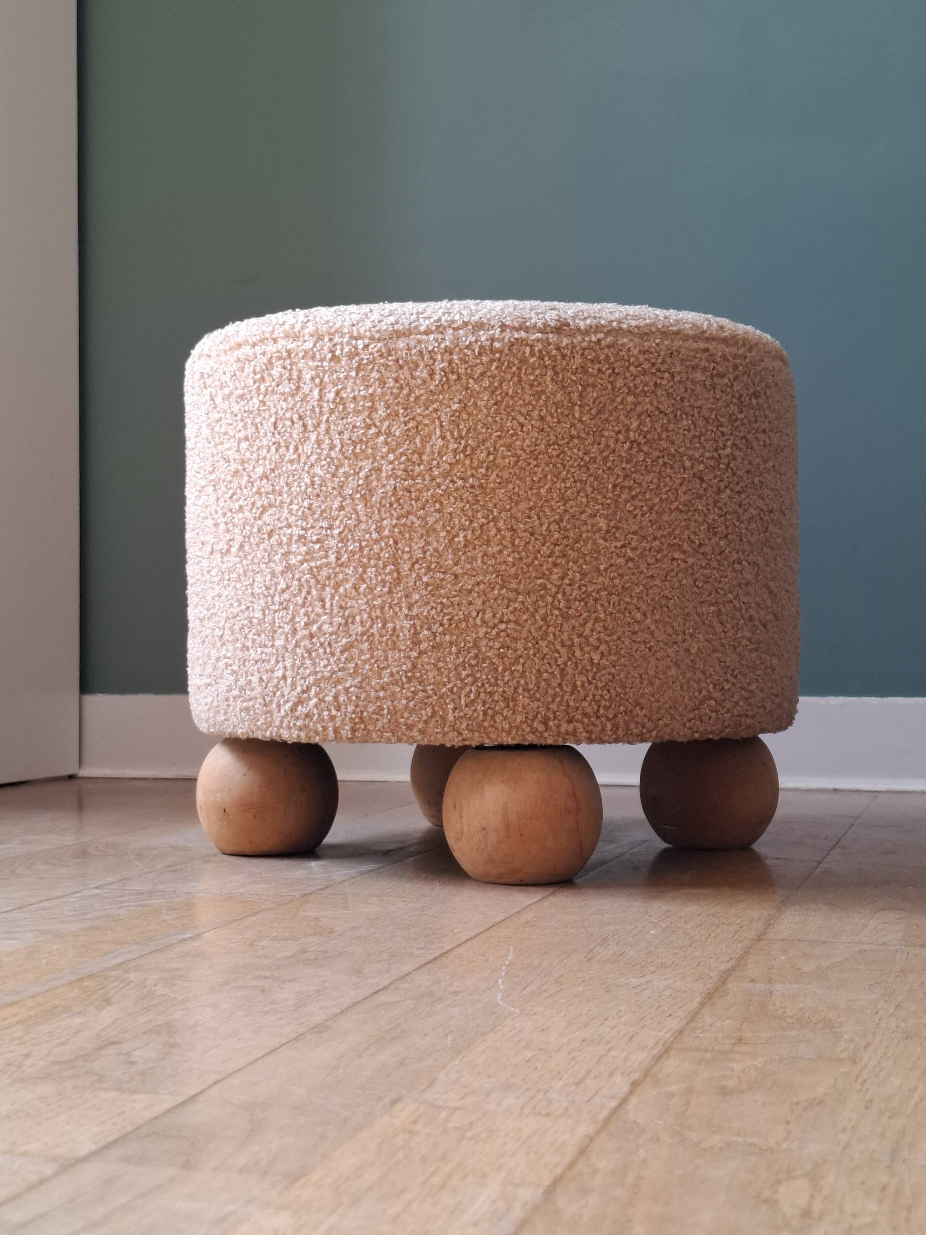 Pouffe foot balls