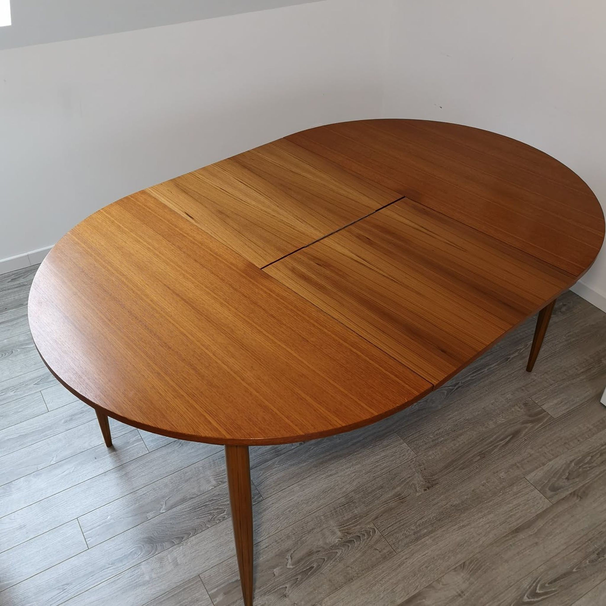 Scandinavian round table