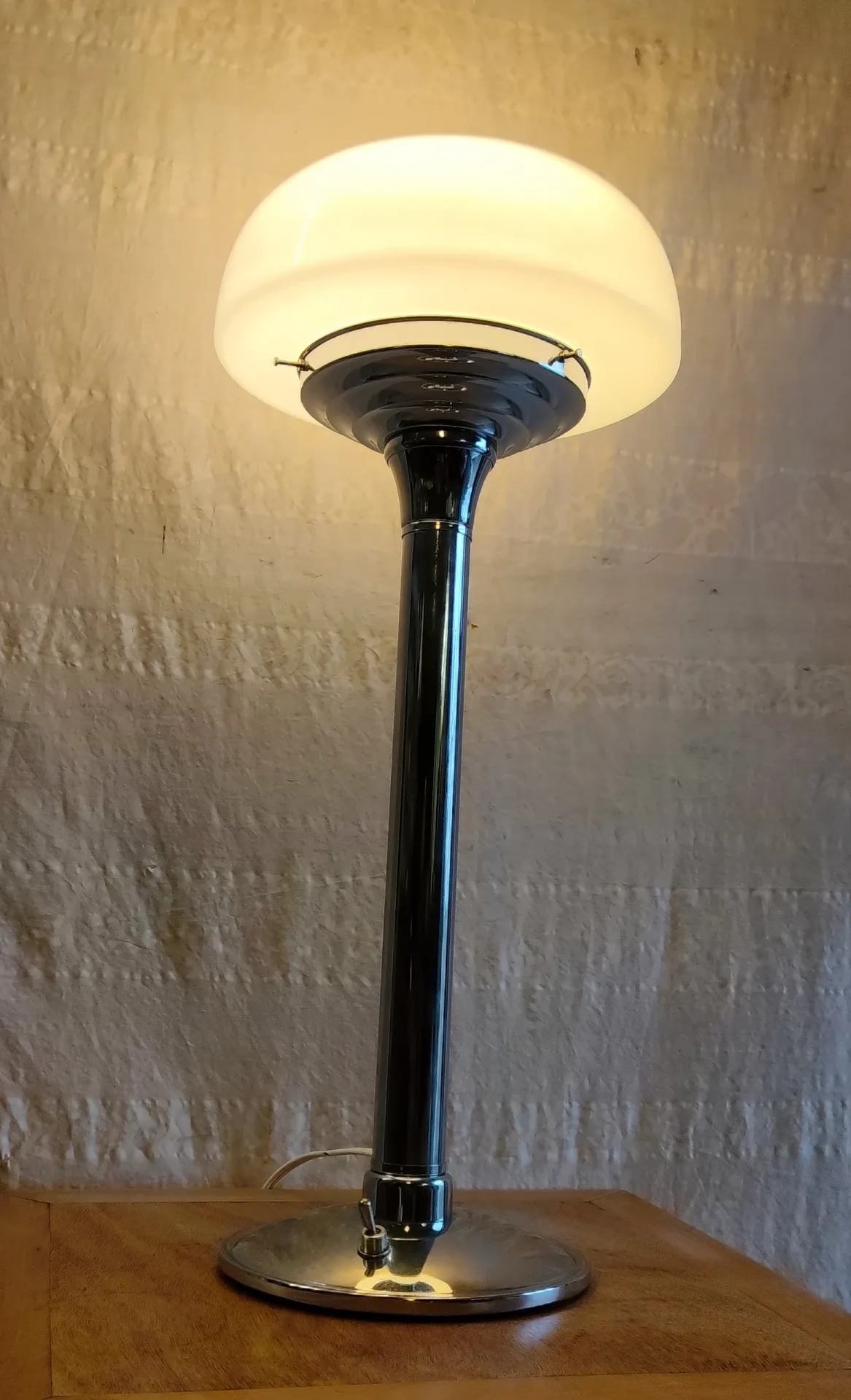 Table lamp in Bauhaus style with chrome metal and opaline globe - mid 20th century.