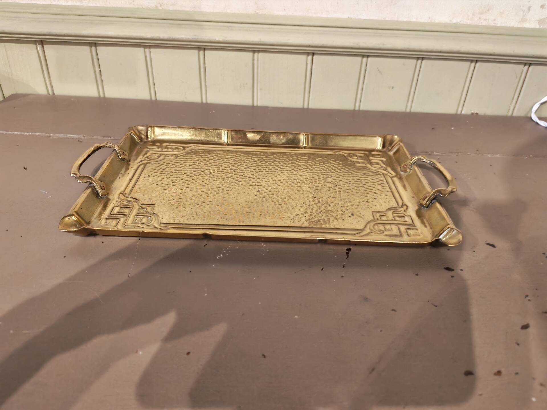 Plateau art nouveau en laiton martelé