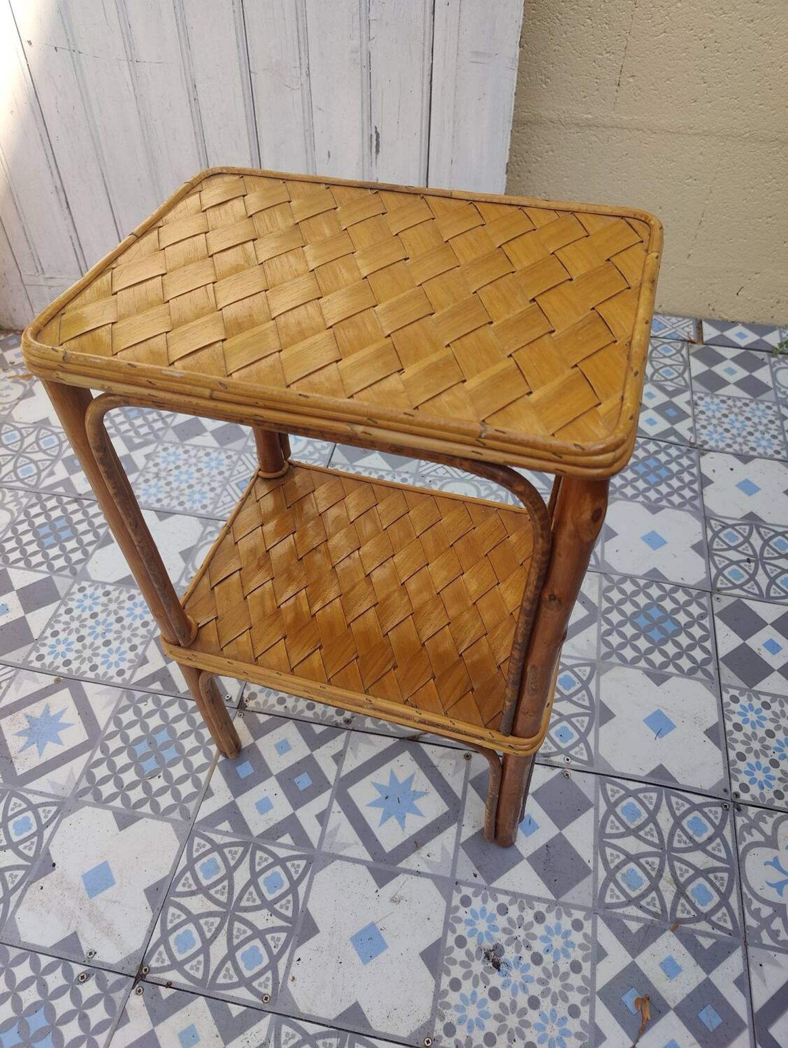 Desserte vintage en rotin tressé