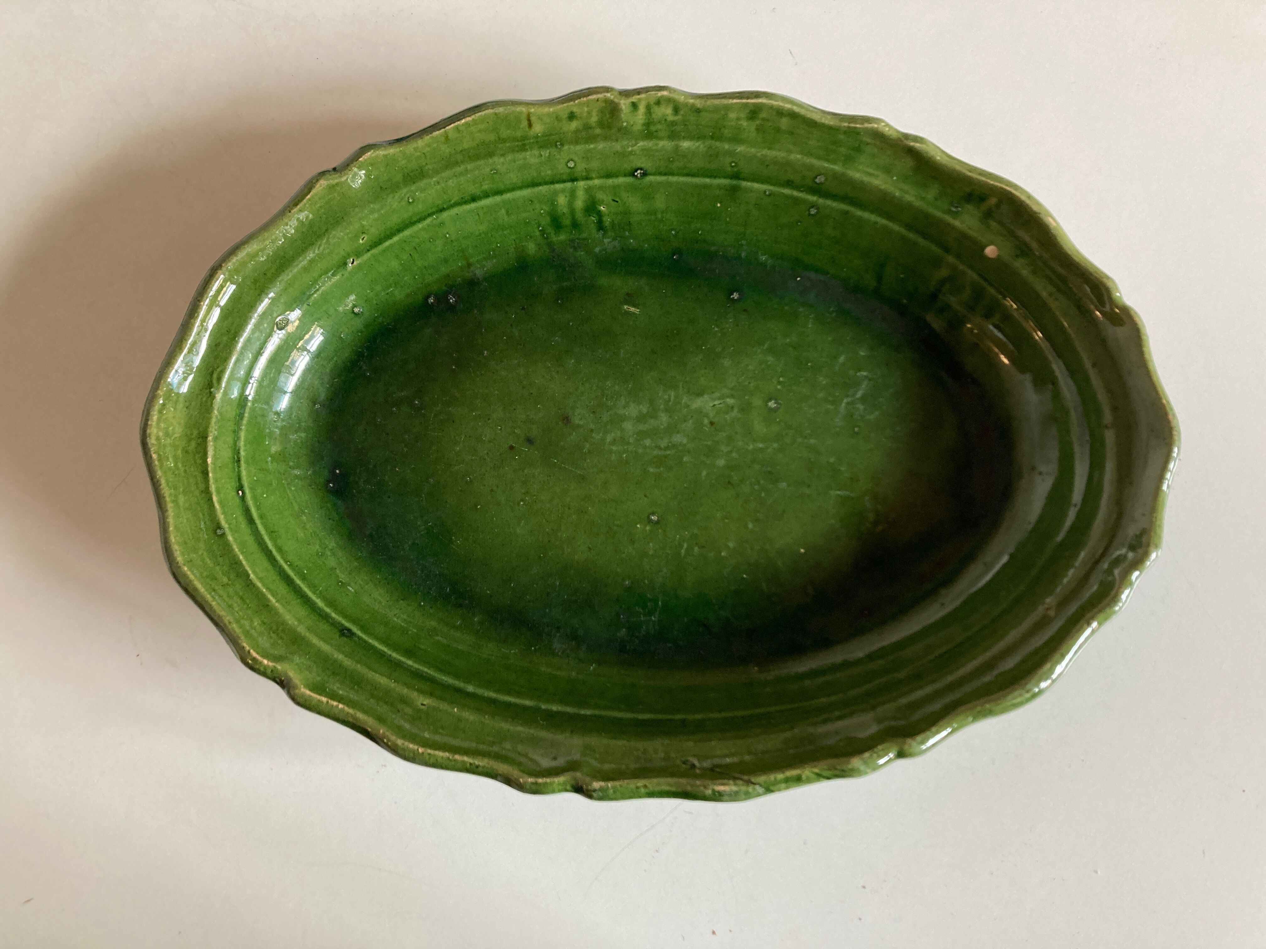 Plat creux de terre vernissée à godrons 1950 Provence