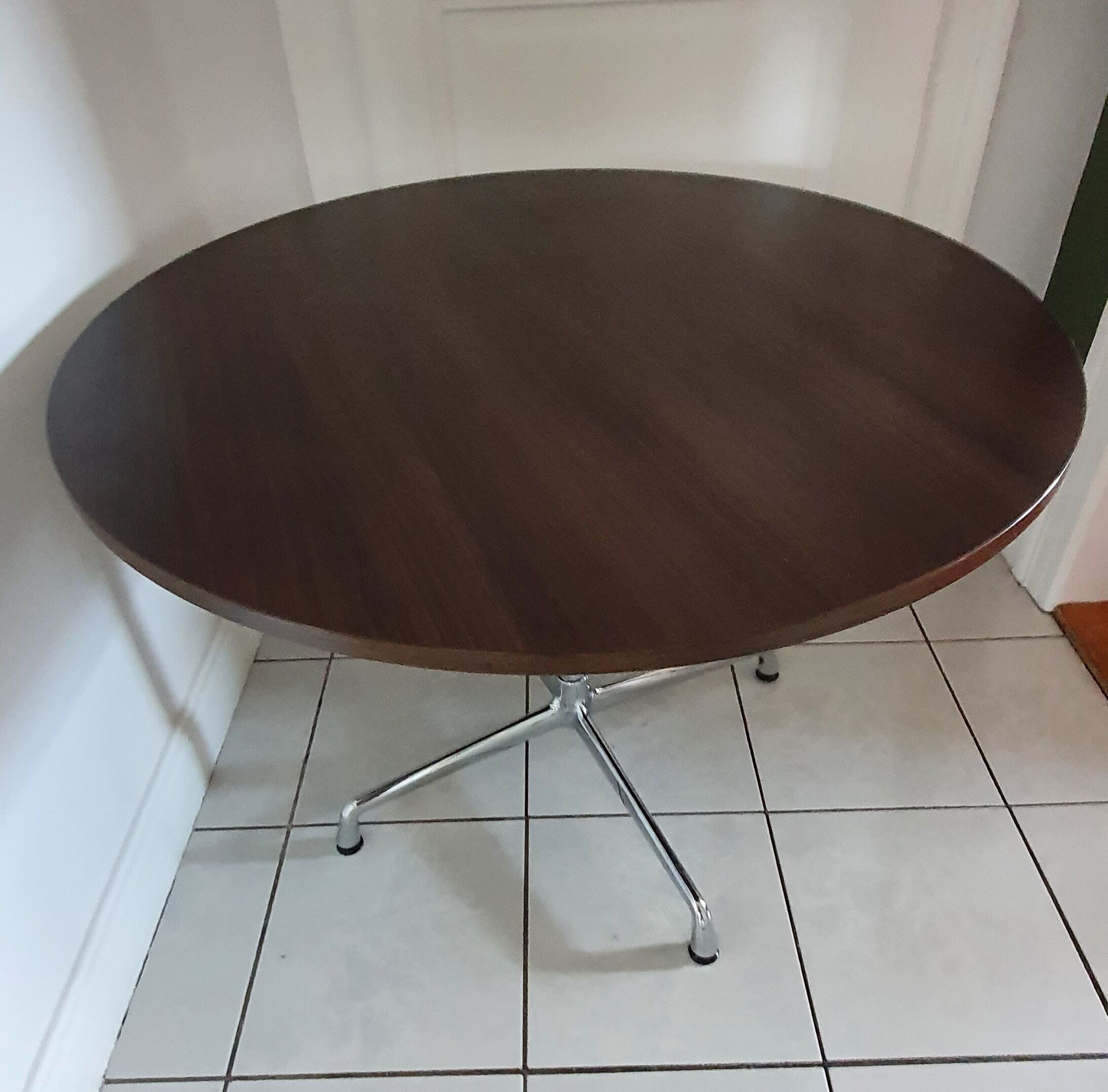 Table "contract base" design Charles et Ray Eames édition Vitra