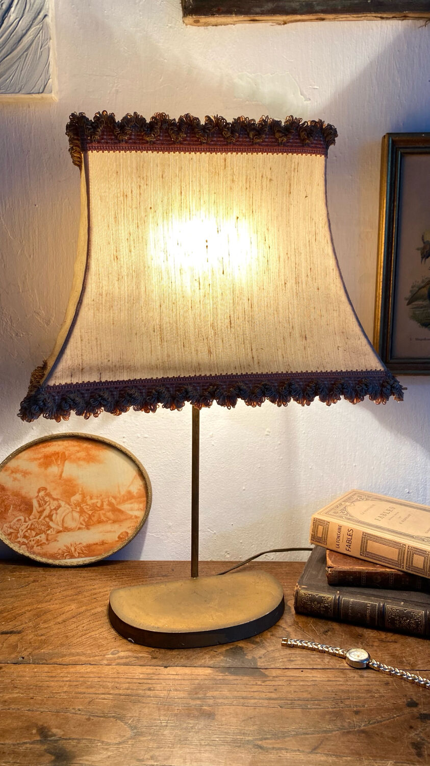 Retro lamp with pagoda lampshade