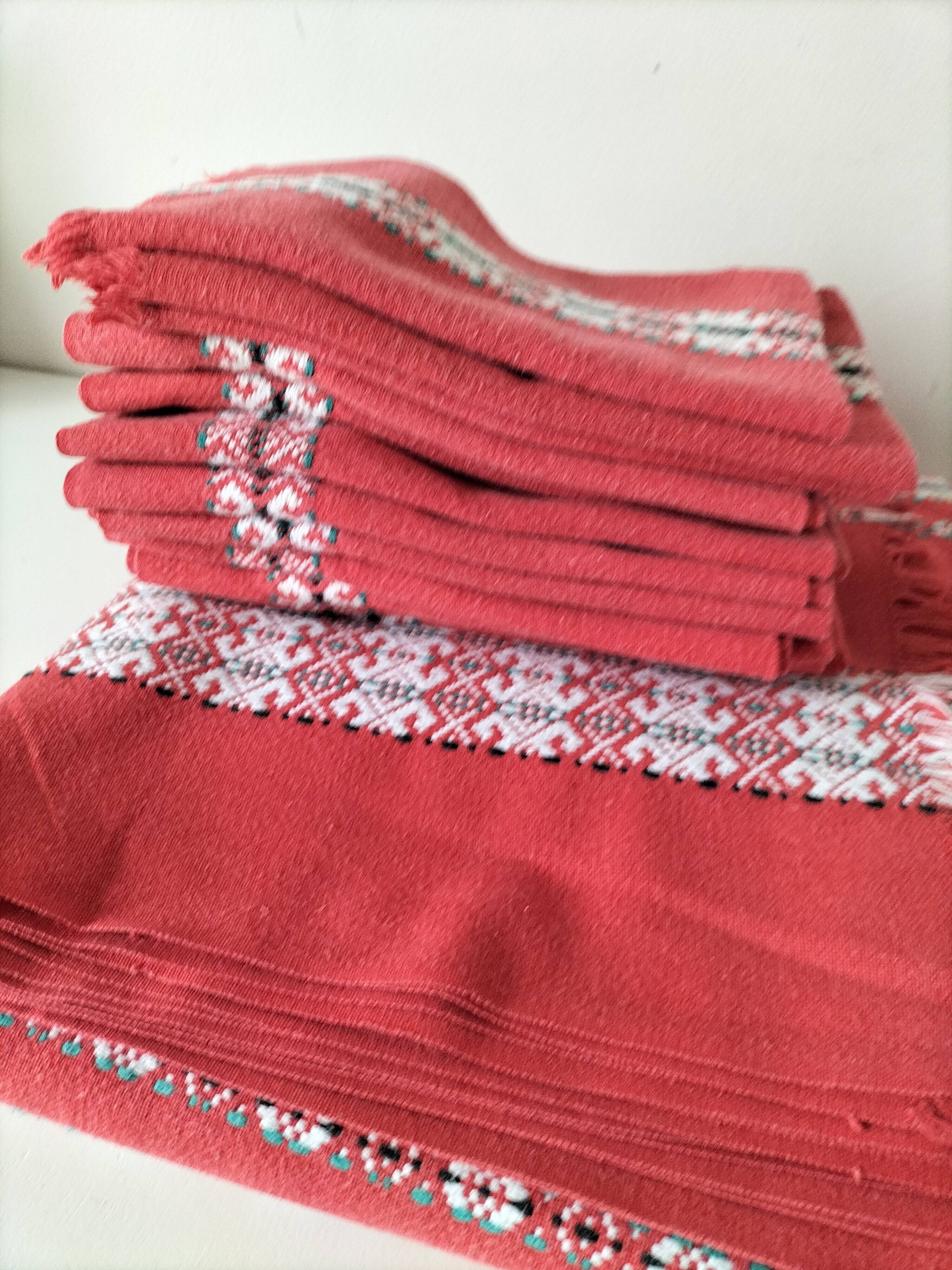 Tablecloth and 12 vintage cotton Basque-style napkins.